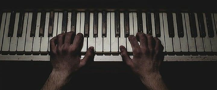 Guide to Proper Piano Hand Position [Infographic]