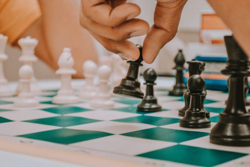 5 Chess Traps You Can Use to Catch Your Opponent Off Guard
