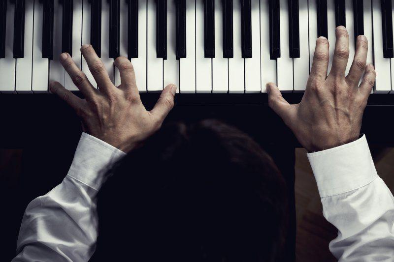 16 Wacky Facts About the World’s Most Famous Piano Players [Infographic]