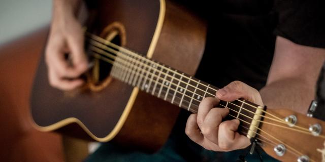 Play Your First Song With 3-Note Chords - Guitar Class