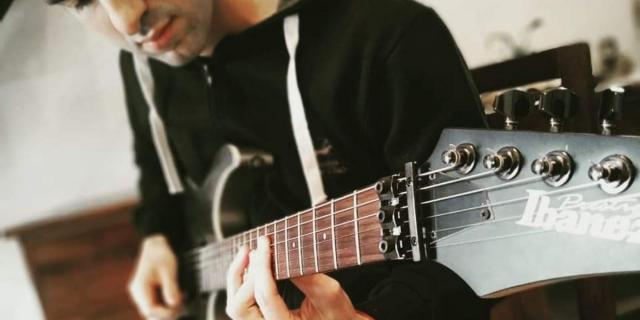 Learn Alternate Picking Technique - Guitar Class