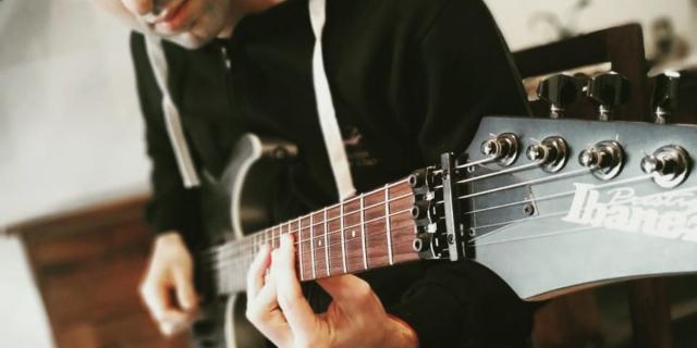 Learn Hammer-On and Pull-Off Techniques - Guitar Class