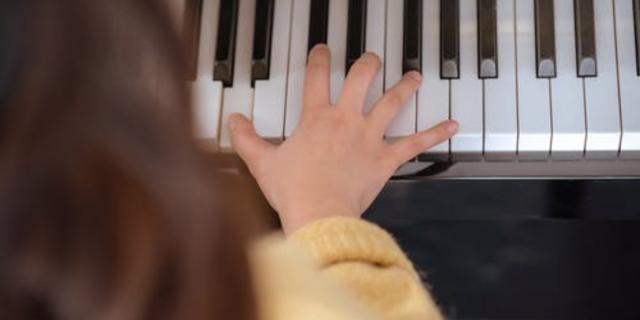 Play Popular Songs on Piano - Piano Class