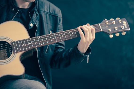 Switching from Strumming to Fingerpicking Patterns - Guitar Class