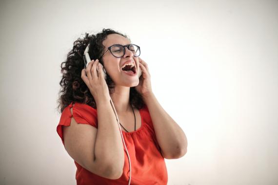 How to Improve Your Singing Voice by Singing Vowels - Singing Class