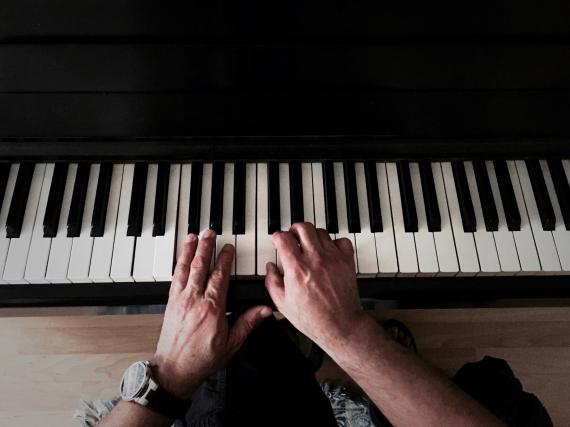 Learn How to Play Piano with Both Hands - Piano Class