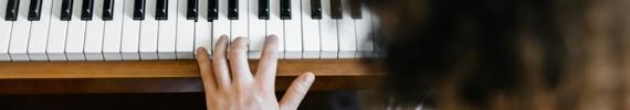 Tricks to Singing and Playing Piano at the Same Time - Piano Class