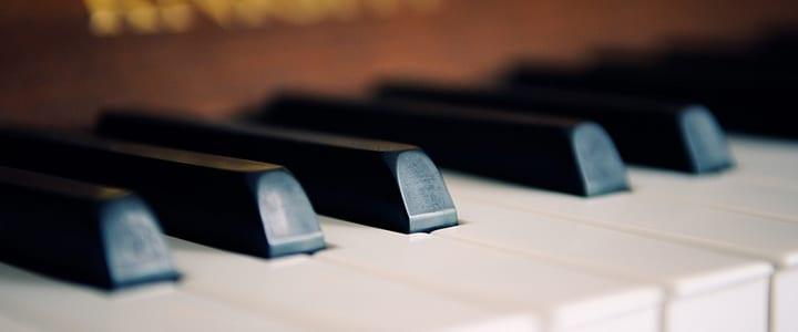 4 Tips on How to Play the Piano with Both Hands