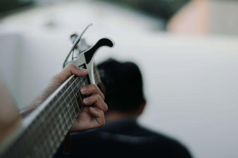 Guitar Capo: What is a Capo & What Does it Do?