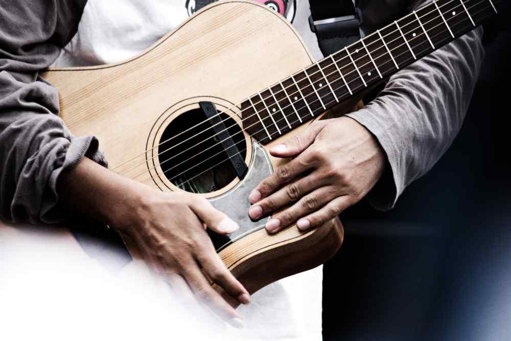 https://takelessons.com/blog/2020/02/learn-to-play-20-songs-using-5-easy-guitar-chords