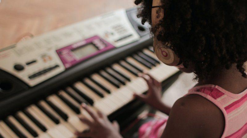 Pros and Cons of Playing an Electric Keyboard Piano