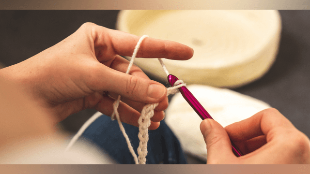 Beginner Crochet -  Learn the slip knot & crochet chain stitch