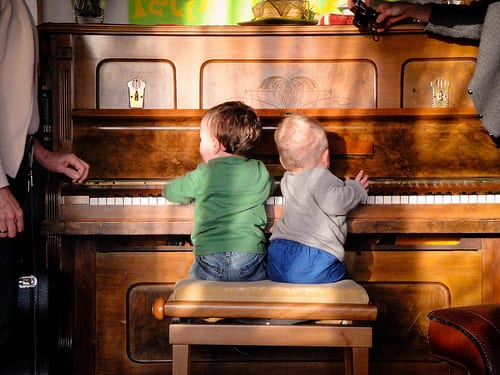 babies at piano