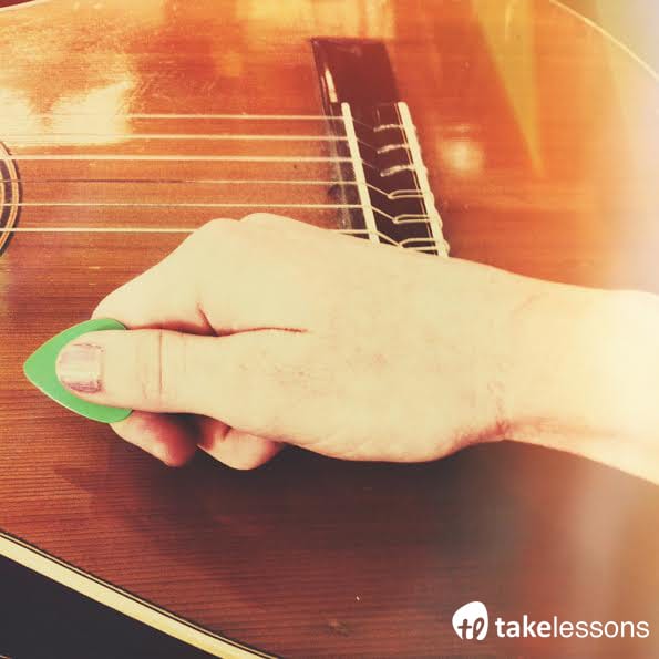 How To Hold And Use A Guitar Pick Properly Beginners Guide