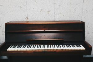 Picture of a brown piano