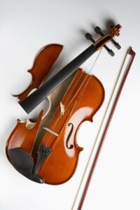 Picture of a broken violin and bow