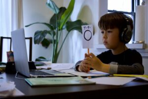Little boy learning Japanese online