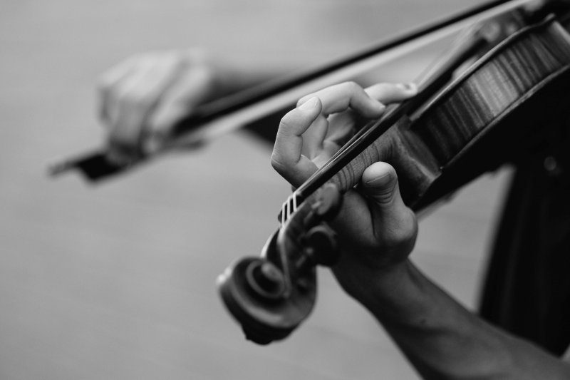 playing violin - violin scales for beginners