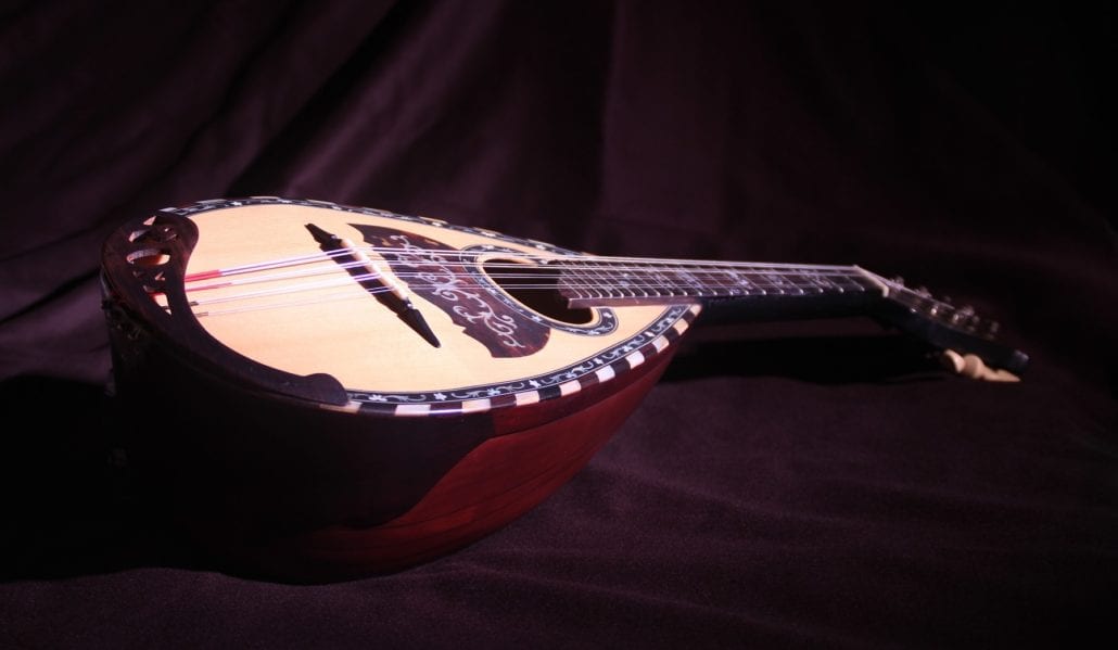 how to play the mandolin for beginners - bowl backed