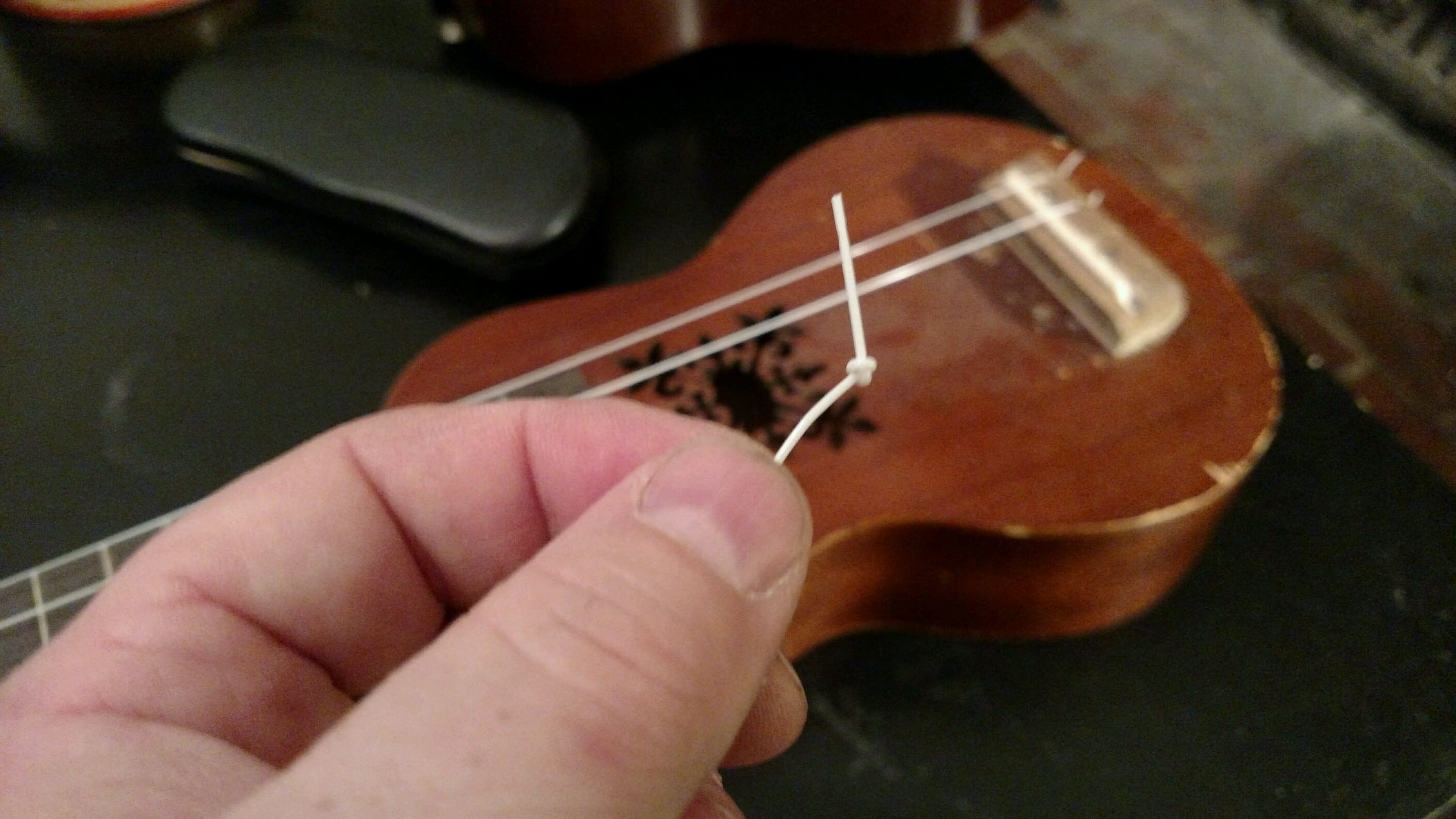 how to string a ukulele 