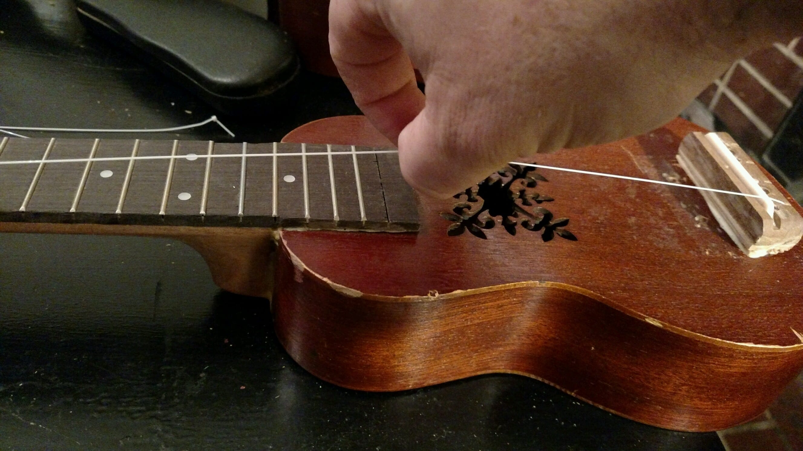 how to restring a ukulele 