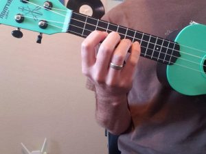 How to hold a ukulele fretting hand