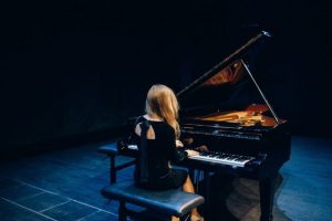 a female pianist begins a solo
