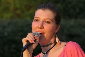 a singer using mixed voice to blend head and chest