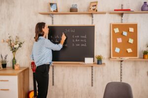 Female teacher gives German learning lesson online