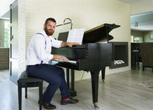 Fancy dressed man sitting at a piano