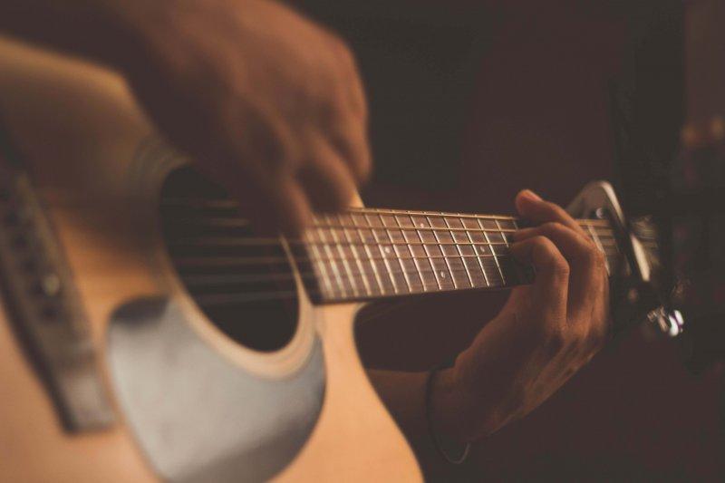 10 Best Easy Acoustic Guitar Songs (With Video & Chords)